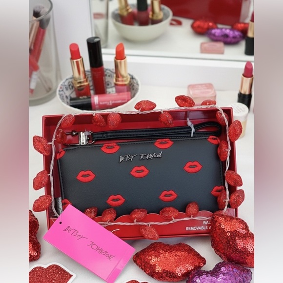 Betsey Johnson Black Wristlet with Red Lip Design NWT - Picture 4 of 4